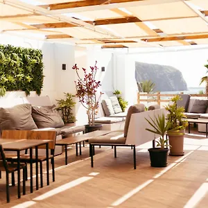 Ocean Nomads Coworking Hostel